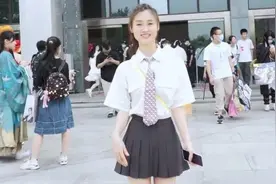 44岁母亲穿制服陪儿子逛漫展，被赞像20岁，妹子：我不敢穿了图片