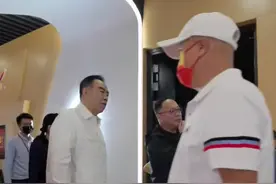 陈凯歌携妻子现身被拍，52岁陈红腰身瘦一圈，走路时多次往上提裙图片