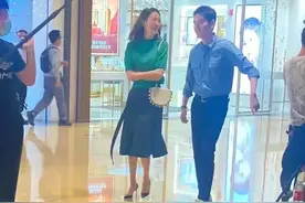 视后童瑶最新路透曝光！穿高腰裙梦回顾佳，冯绍峰去油成功超帅气图片