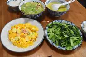 母女俩的午餐，简单的家常菜，网友：夏天这样吃清爽不油腻，点赞图片