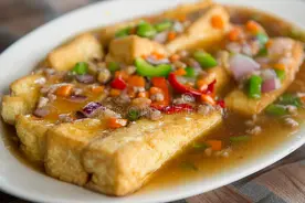 冬天馋豆腐，用不着出门买，一把黄豆一勺白醋，自己在家就能做图片