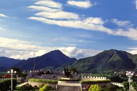 广西蒙山傲视苍穹的“西王”古炮台图片