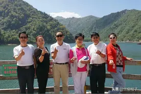 秋日行游孟达天池图片