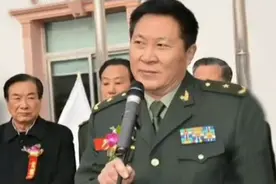 假少将董大维：15年行骗300多万，因入戏太深而被捕，下场如何？图片