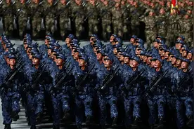 朝鲜版95步枪亮相阅兵！有托改无托魔改现成货，仔细一看还是AK图片