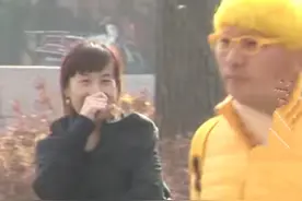 男子对黄颜色特别热爱，十分痴迷，他的爱好让人觉得不可思议图片