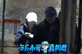 陈建斌夫妇罕同框，俩人戴情侣帽秀恩爱，45岁蒋勤勤素颜嫩出水图片