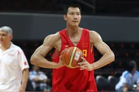 为何说NBA是肌肉男制造厂？看了这5人的身材变化 你就懂图片