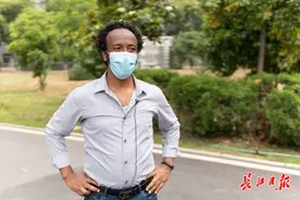 非洲留学生在汉记录疫情防控期间所见所思，讲述中国抗击疫情的故事图片