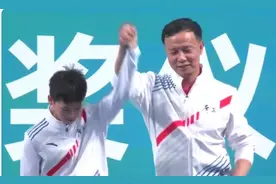 恭喜！全红婵又夺一金，牵手教练一同上台领奖，拥抱对手超温暖图片
