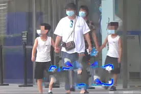 42岁郝蕾带双胞胎儿子庆生，不修边幅身材显壮硕，神秘男友也露面图片