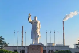 迎着初升的太阳游玩河南洛阳，看升国旗仪式，仰望伟人的高大形象图片