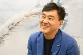 “老戏骨”何冰，一顿饭定终身，娶“同桌的你”做老婆图片