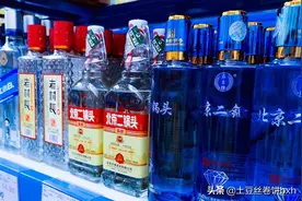 白酒瓶身上，有这“3个标记”的，都是酒精酒，能别碰就别碰图片