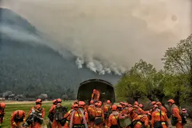 咬牙坚持！西藏森林消防总队指战员爆燃火场历险记图片