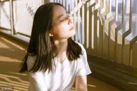 小说：小二哈被妹子抓住去见大美女，路上并没有忘记多占点儿便宜图片