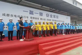 成都交警创新举措助推电动车“带牌销售”买车赠头盔送保险让市民平安出行图片