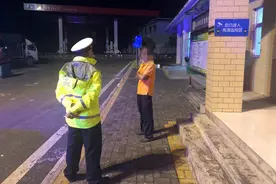危险！市民报警：有人凌晨在高速上拦车……图片