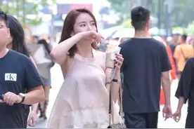 一条充斥着甜美的裙子，衬托着一位甜美小仙女图片