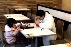 宝妈带女儿去餐厅吃饭，两人吃完离开后老板叹气：为孩子未来担心图片
