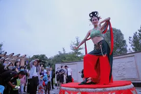 “丝路飞天舞者”琪琪亮相平凉引围观图片