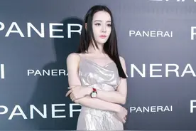 迪丽热巴穿银色高开叉吊带裙出席活动，脚踩细带缠绕凉鞋妩媚优雅图片