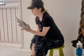 李思思老公罕秀恩爱，与老婆一起陪娃上课，晒偷拍照片好甜蜜图片