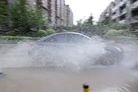 飞车溅水“袭”路人，违法罚款又扣分！图片