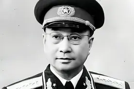 1937年，刘伯承打电话找陈赓，警卫员：猪跑了，旅长抓猪去了图片