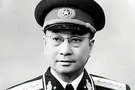 1937年，刘伯承打电话找陈赓，警卫员：猪跑了，旅长抓猪去了图片
