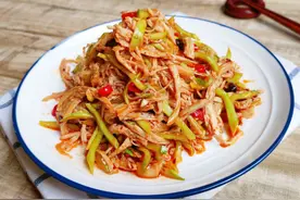 凉拌鸡丝这么做，酸辣不油腻，吃着特解馋，分享详细做法，很简单图片