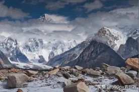 乔戈里峰的峰巅呈金字塔形，冰崖壁立，山势险峻图片