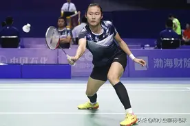 羽球中如何正确使用手腕力杀球？图片