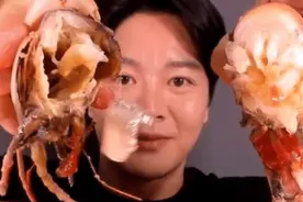 主播直播吃“天价”大虾，1只2斤重，结果刚吃到嘴里就露馅了！图片