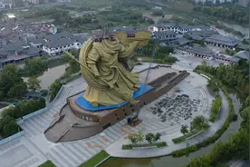 荆州花1.55亿拆移关公像 雕像原址旁投资4亿建仿古商业街图片