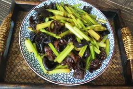 立秋后，遇到芹菜我从不手软，简单一炒就很香，低热量不长肉图片