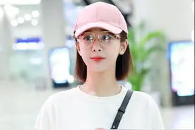 杨紫终于明白简约即高级，1件卫衣+紧身裤就出门，马丁靴显气质图片
