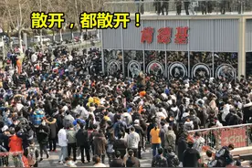 KFC员工破防，凌晨拿着排成长龙的原神单子发了一条朋友圈图片