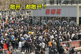 KFC员工破防，凌晨拿着排成长龙的原神单子发了一条朋友圈图片
