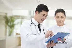 趣味科普 | 为什么手术室医生不穿"白大褂"，偏要穿"绿大褂"？真不只是为了耐脏图片