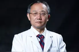 致敬！这位医生退休前给大三甲医院捐赠1亿，设专项规培发展基金图片