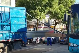 【监控记录】货车上数根钢筋刺穿公交车惊险瞬间…… |两客一危一货图片