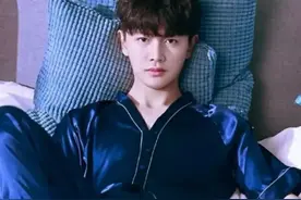 还在为买什么花色的睡衣纠结吗？来一波男明星的“睡衣杀”！图片