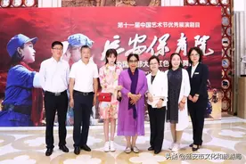 开国大将肖劲光之女肖凯观看《延安保育院》图片