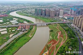 航拍衡阳蒸水东堤风光带，高空俯瞰，尽显诗意水岸风情图片