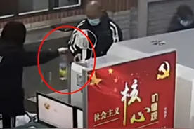 过安检时白酒被扣，男子当场吹瓶！随后被送医图片