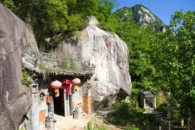 两尊石像，都单手伸出，一尊手心朝上，一尊手心朝下，他们是谁？图片