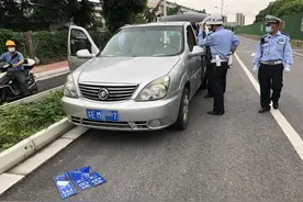 江苏苏州：口罩一戴，记13分！图片