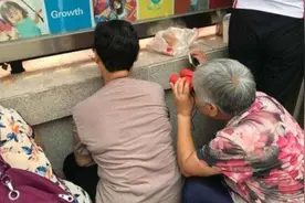 开学季：家长接送堵成“长龙”，到底要不要接送孩子？专家怒批图片