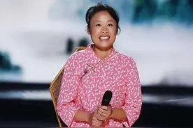 草帽姐沦落街头卖葡萄，爆红之后回归平凡，梦想终究变成一场梦图片